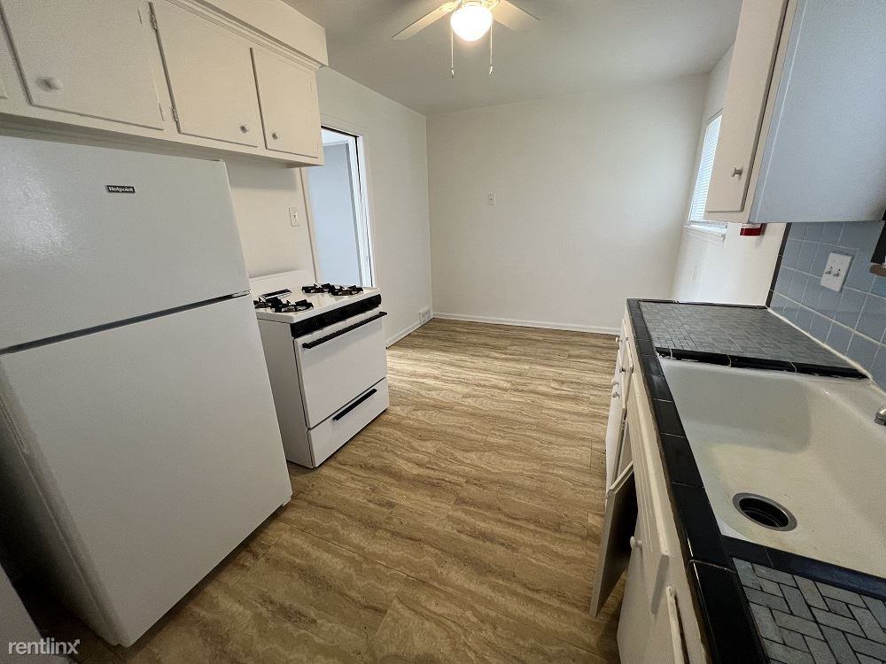 LaMor Plaza - Photo 2 of 4