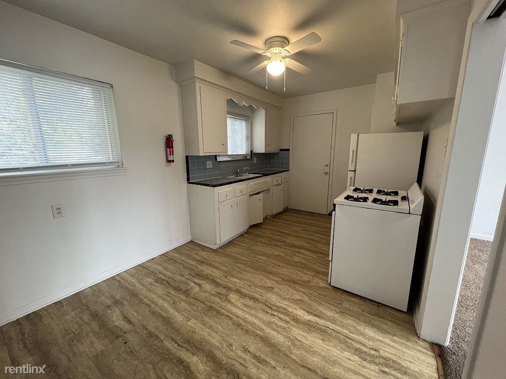 LaMor Plaza - Photo 3 of 4