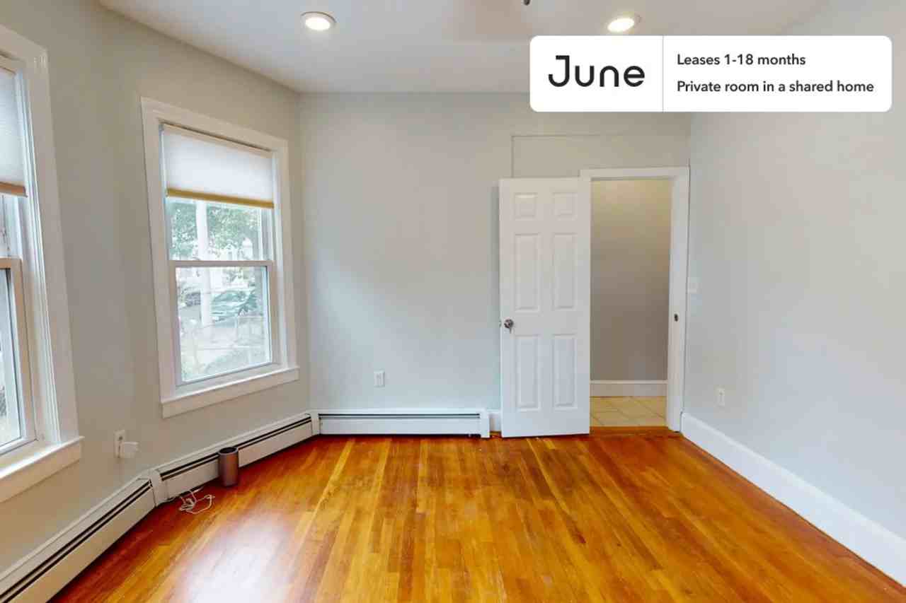 Room for rent. 21 Rossmore Street - Photo 3 of 13