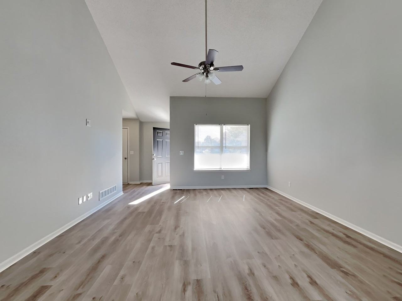 1012 Ne Queens Ct - Photo 2 of 18