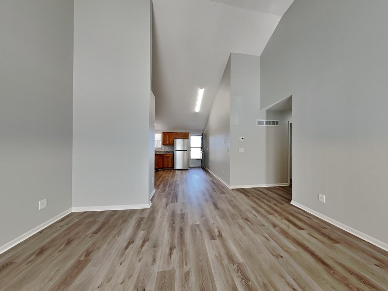 1012 Ne Queens Ct - Photo 3 of 18