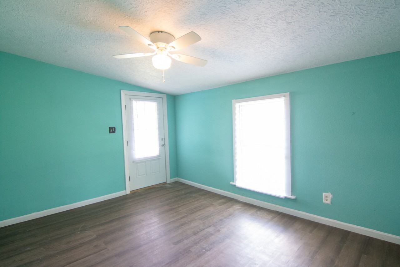 812 Manuel Rd - Photo 2 of 9