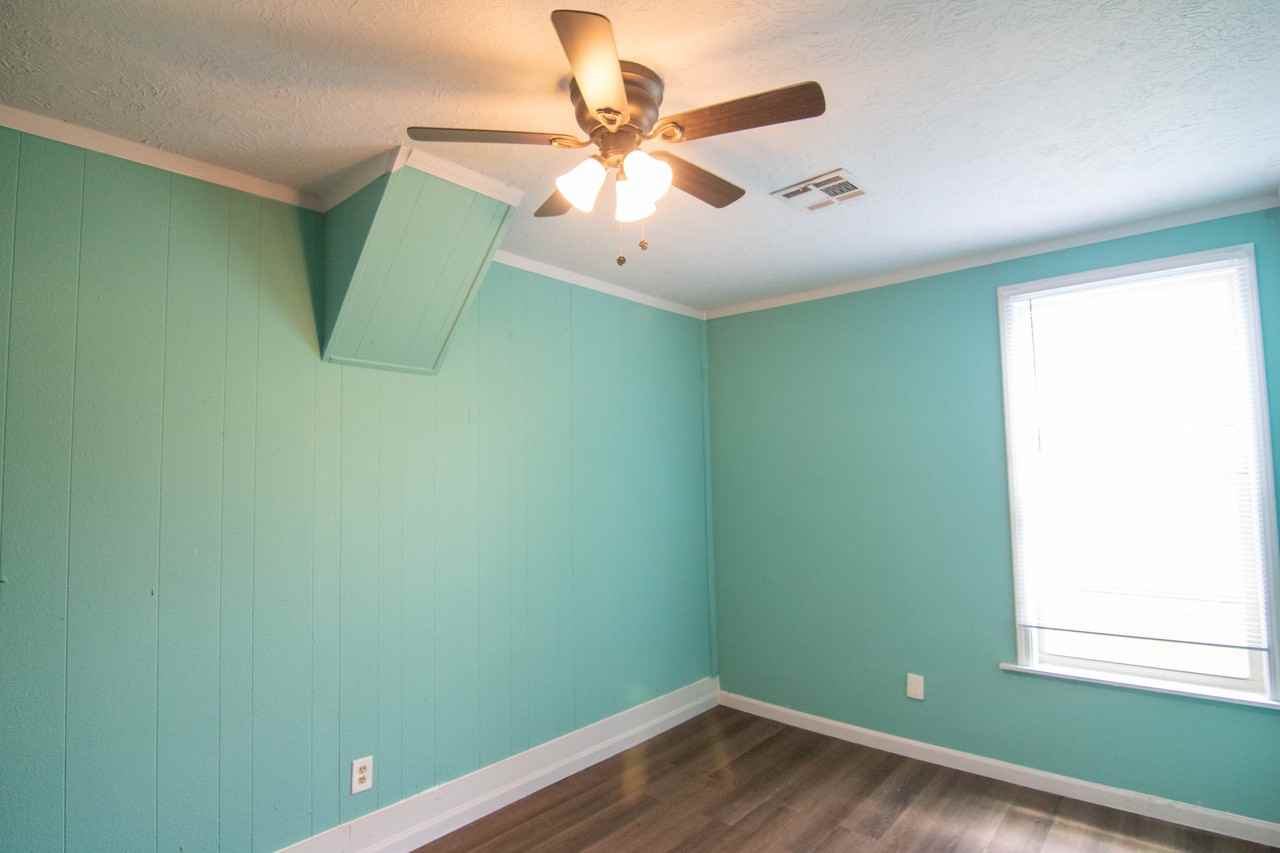 812 Manuel Rd - Photo 3 of 9