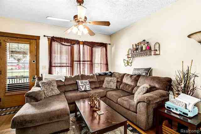 19 Sunnyside St - Photo 7 of 16