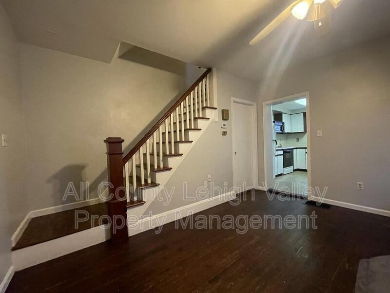 818 Carlton Ave - Photo 3 of 9