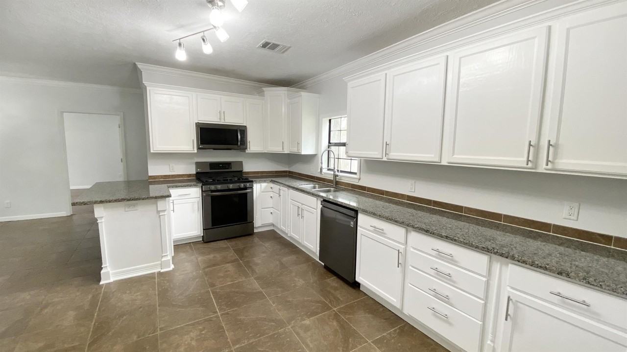 1006 Cedar St #1 - Photo 5 of 12