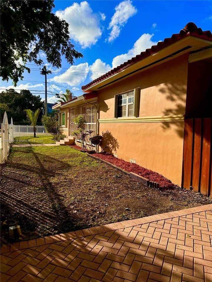 1895 Sw 17th Ter #1895 - Photo 3 of 8