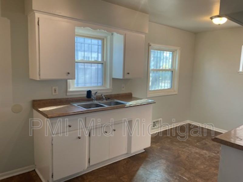 3635 Providence St - Photo 3 of 8