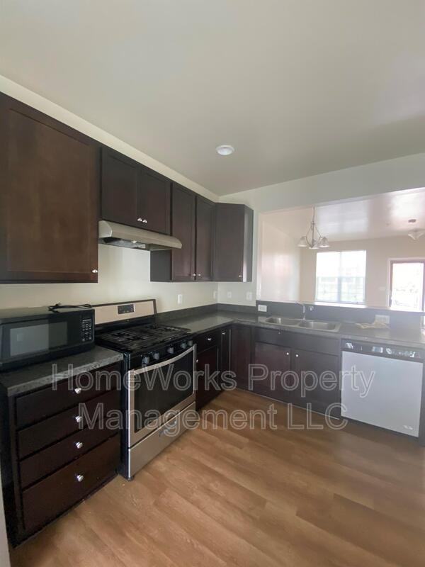 4404 Maple Wood Dr - Photo 7 of 48