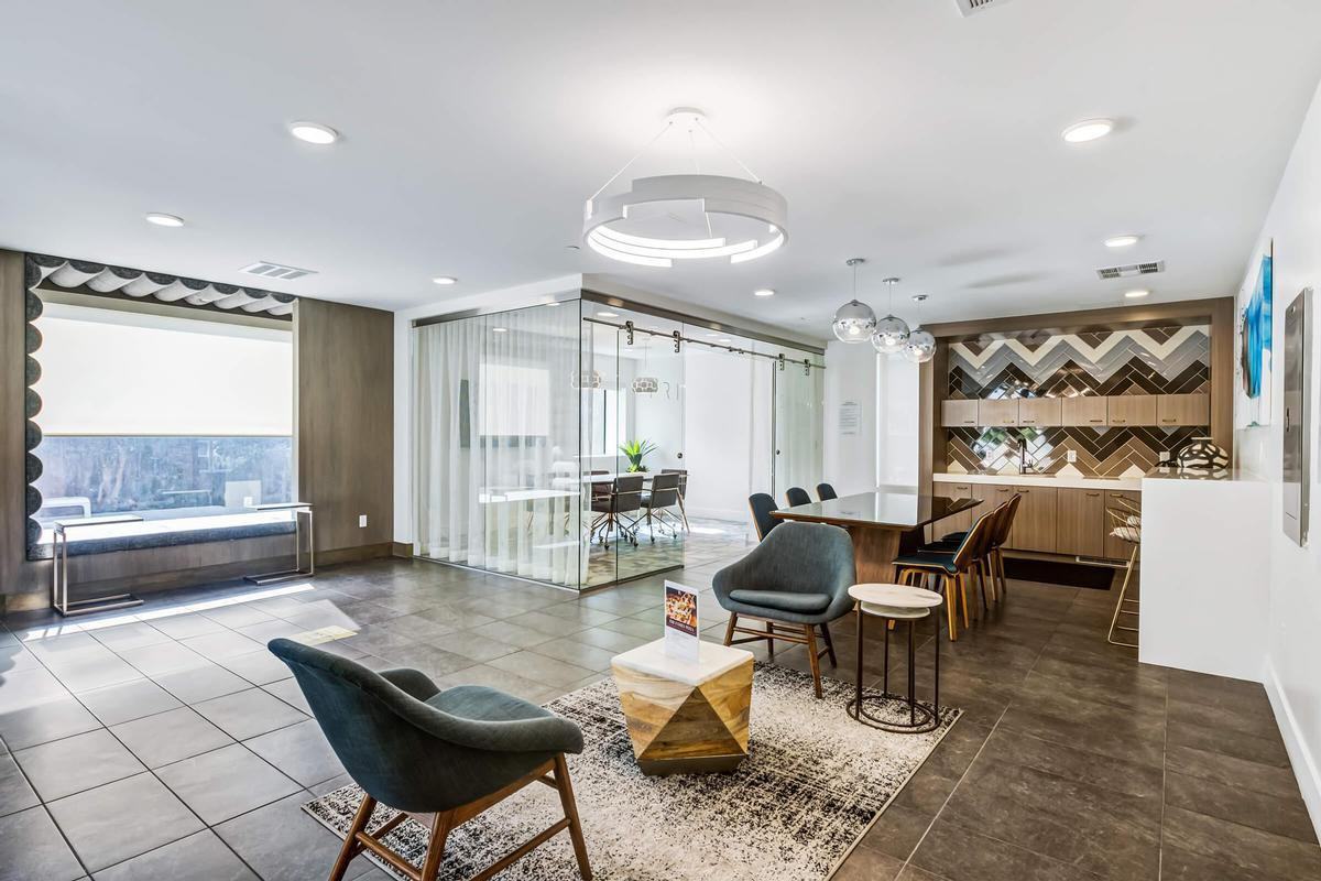 301 E Jeanette Ln - Photo 4 of 36