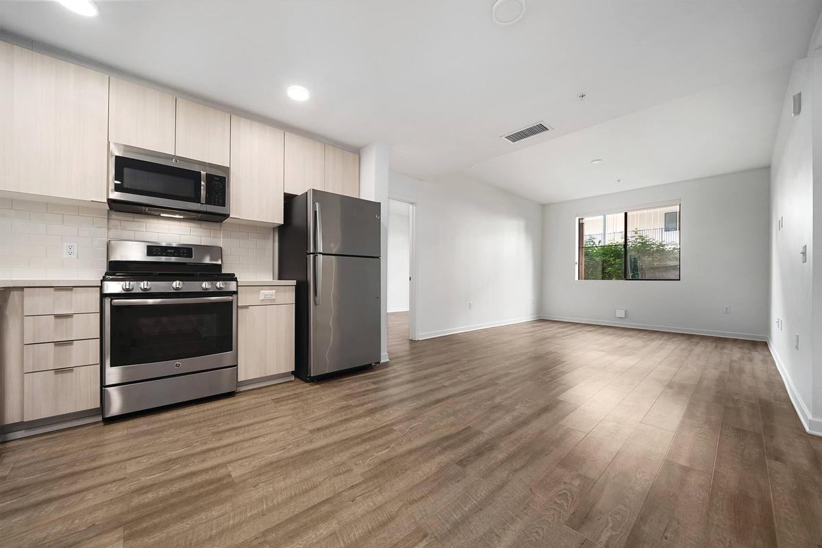 301 E Jeanette Ln - Photo 6 of 36