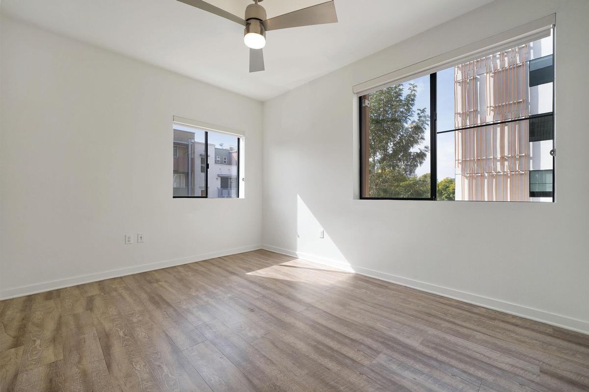 301 E Jeanette Ln - Photo 4 of 36