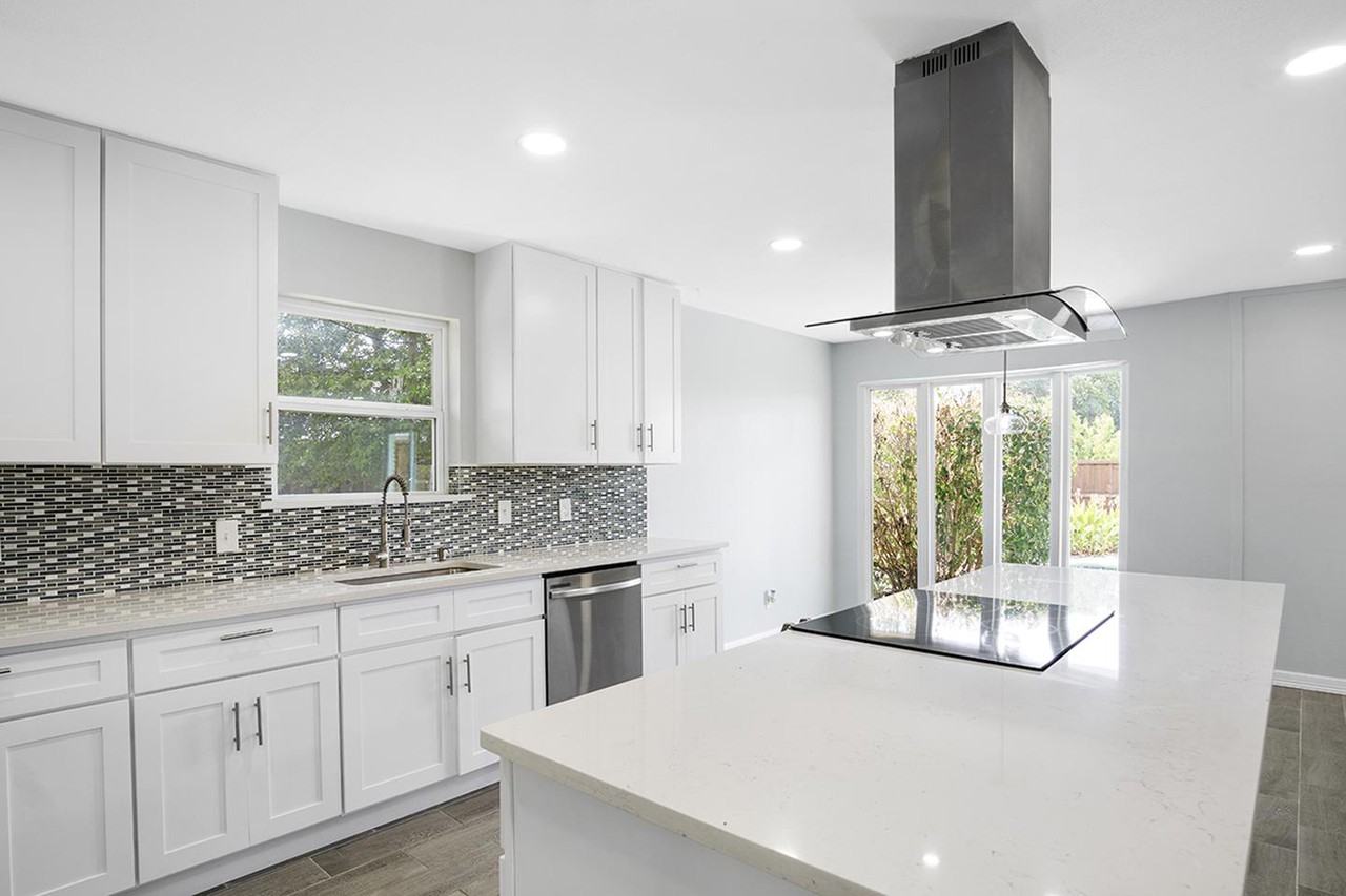 Lavishly remodeled Plano home with fenced yard & pool - Photo 2 of 27