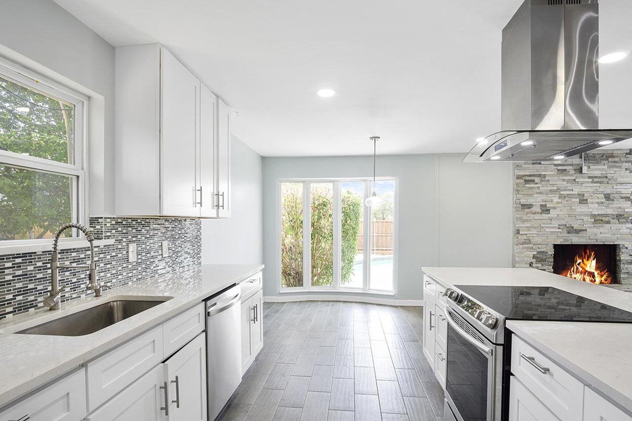 Lavishly remodeled Plano home with fenced yard & pool - Photo 4 of 27