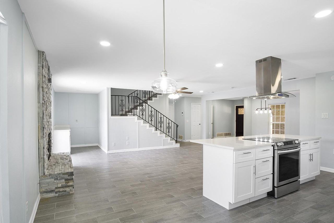 Lavishly remodeled Plano home with fenced yard & pool - Photo 6 of 27