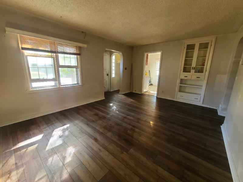 582 35th St - Photo 2 of 15