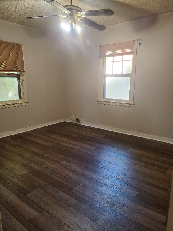 582 35th St - Photo 3 of 15