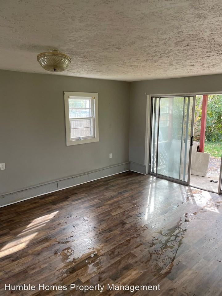 1017 N Main St - Photo 2 of 7