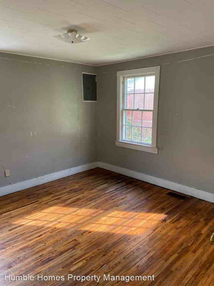 1017 N Main St - Photo 3 of 7