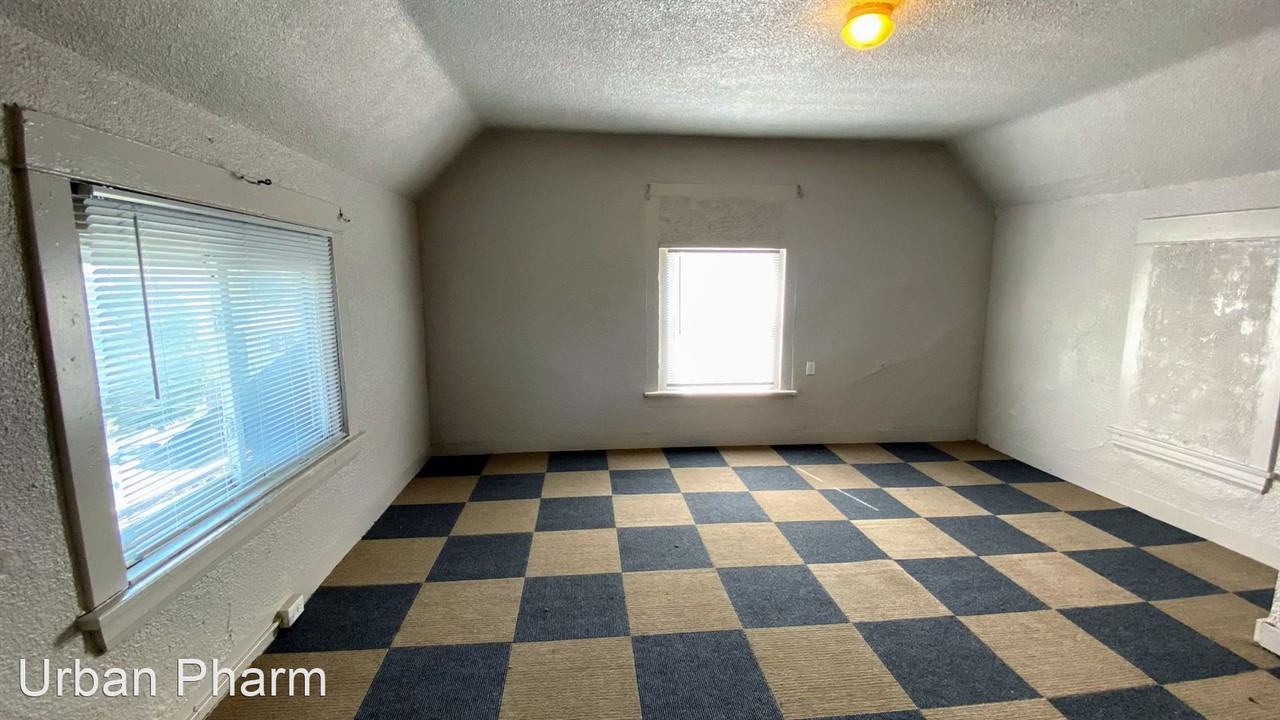 553 Shamrock SW - Photo 3 of 7