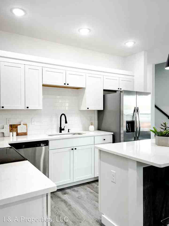 Carlyn Glen Court - Photo 3 of 50