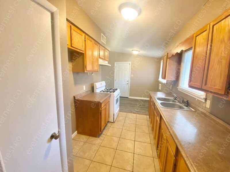 1215 W 37th St - Photo 3 of 17
