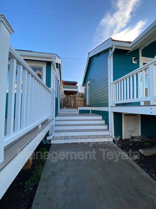 617 11th St - Photo 2 of 17