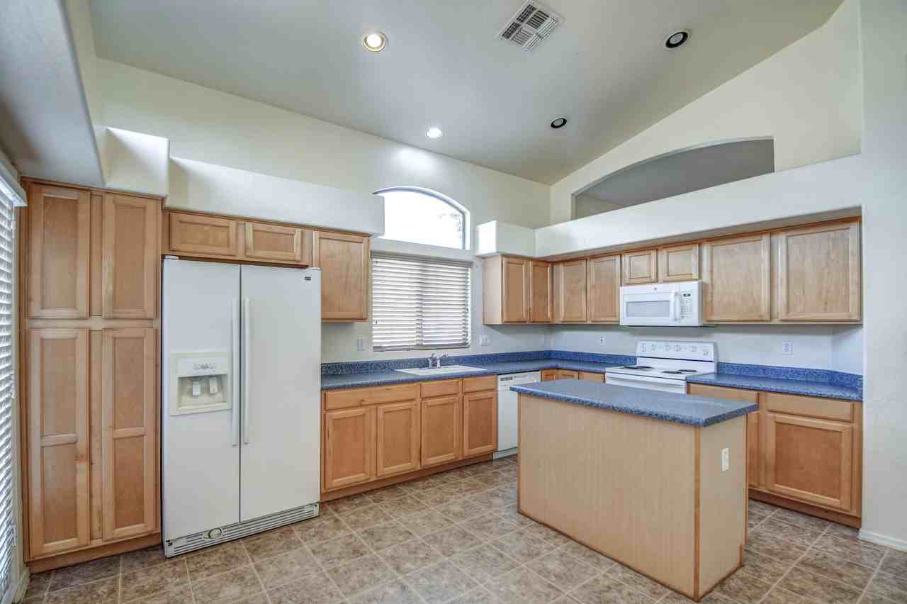 10052 E Capri Ave - Photo 3 of 38