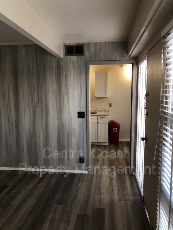 451 Dela Vina Ave #203 - Photo 5 of 29