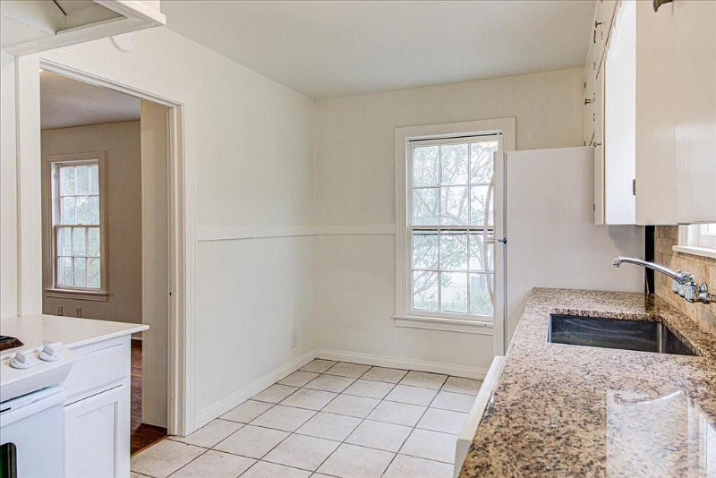 5311 Sunshine Dr - Photo 2 of 5