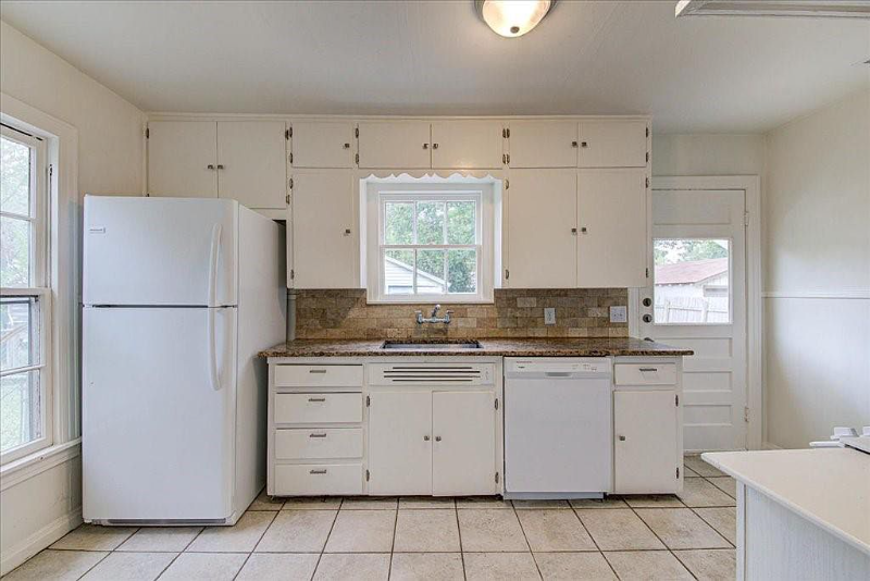 5311 Sunshine Dr - Photo 3 of 5