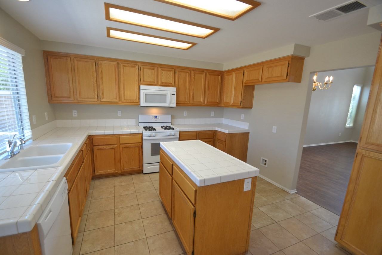 36864 Ranch House St - Photo 3 of 6