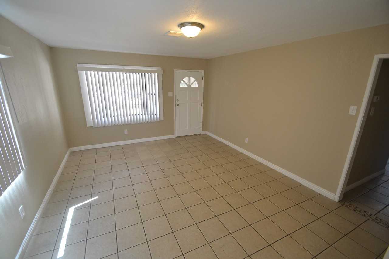 17016 E Queenside Dr - Photo 3 of 7