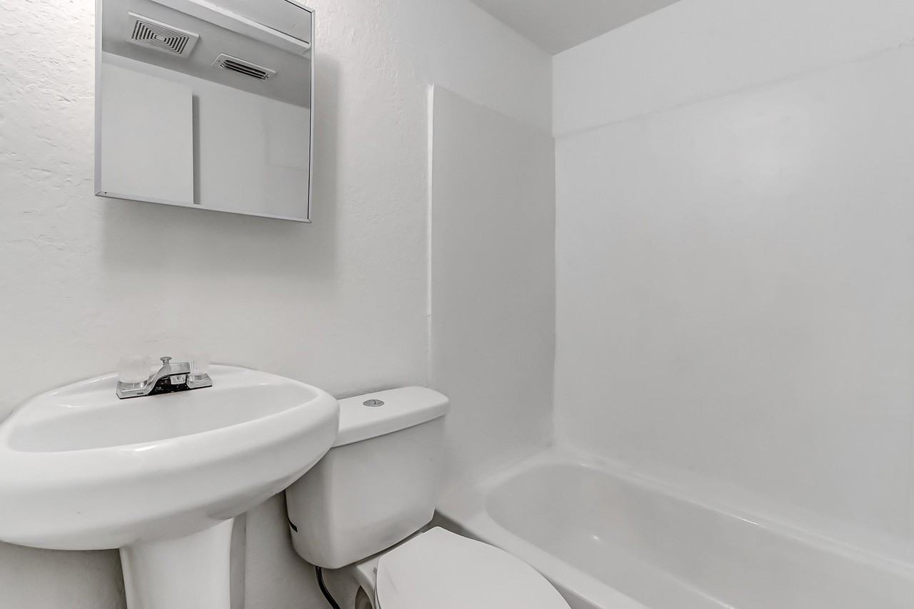 E 11th St - Photo 5 of 7