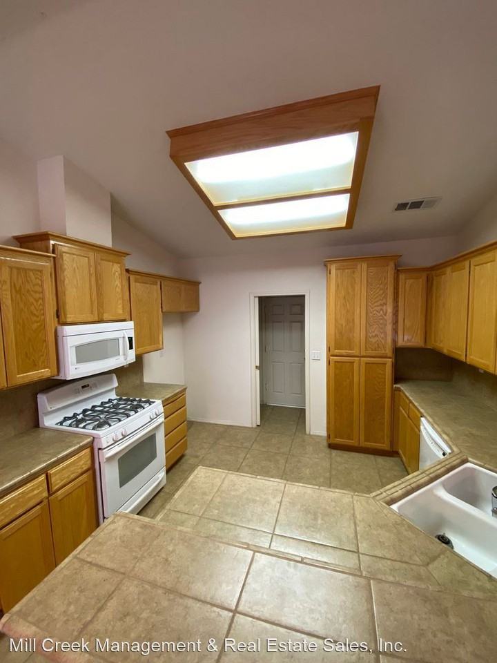 1828 N Cotta Ct - Photo 3 of 9