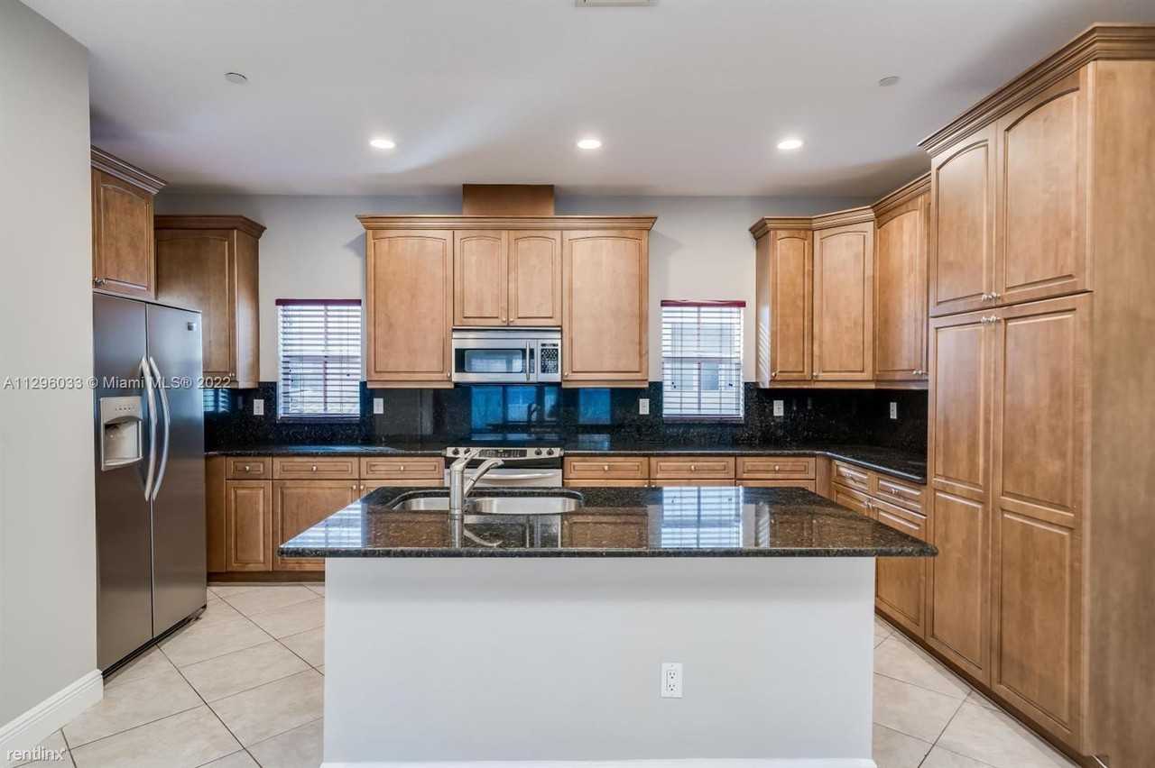 423 Se 13th St - Photo 2 of 22