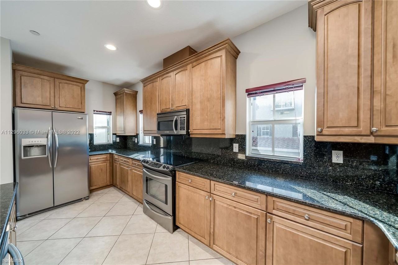 423 Se 13th St - Photo 3 of 22