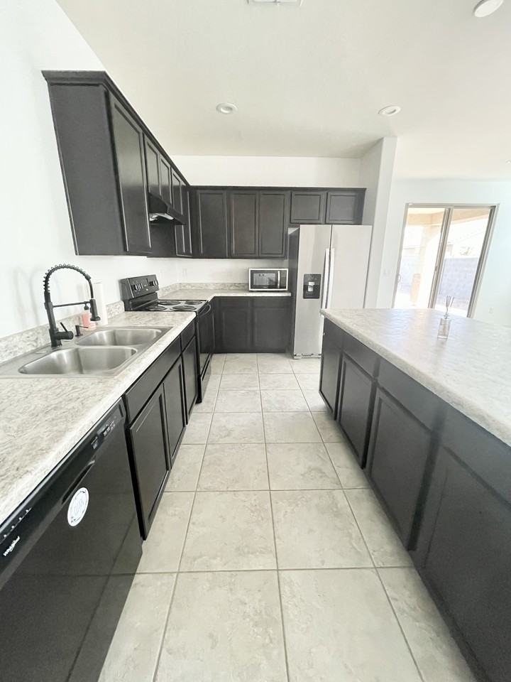 18582 W Carlota Ln - Photo 7 of 12
