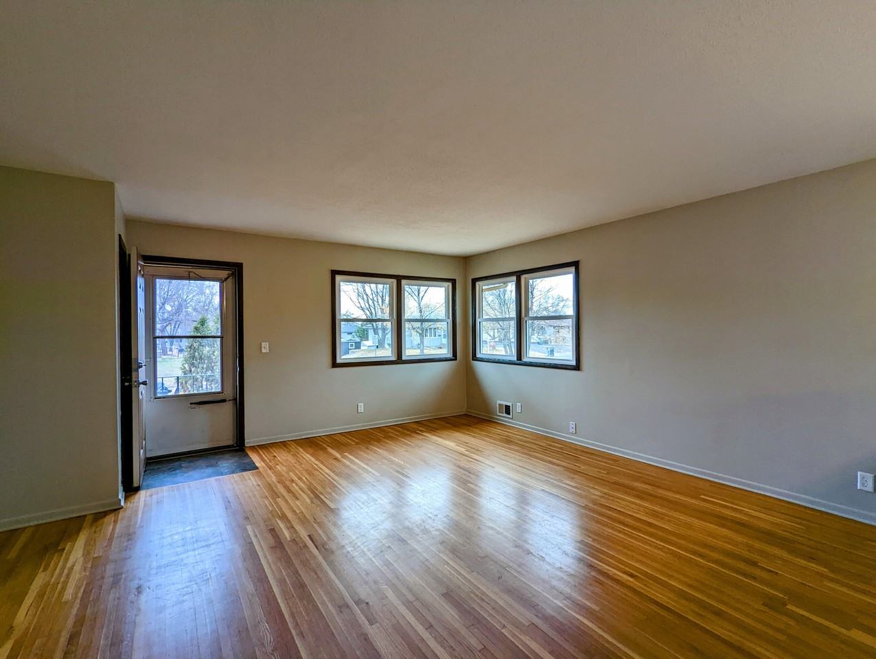 5115-5117 Washington St Ne - Photo 2 of 12