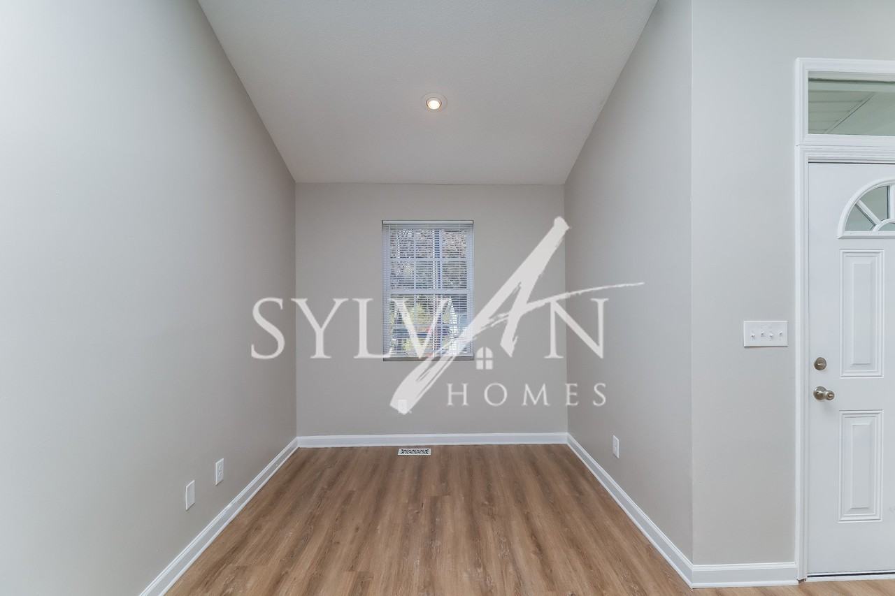 1105 Lakeview St - Photo 3 of 14