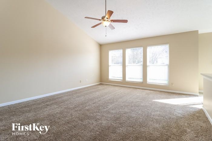 1084 Colonial Cir - Photo 2 of 15