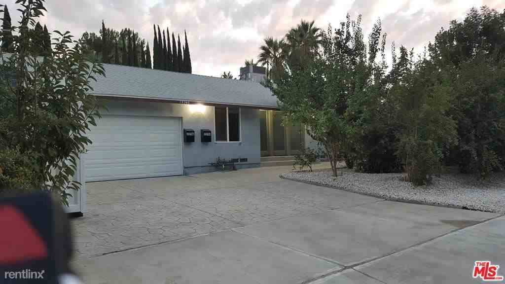 15746 Magnolia Blvd - Photo 2 of 12