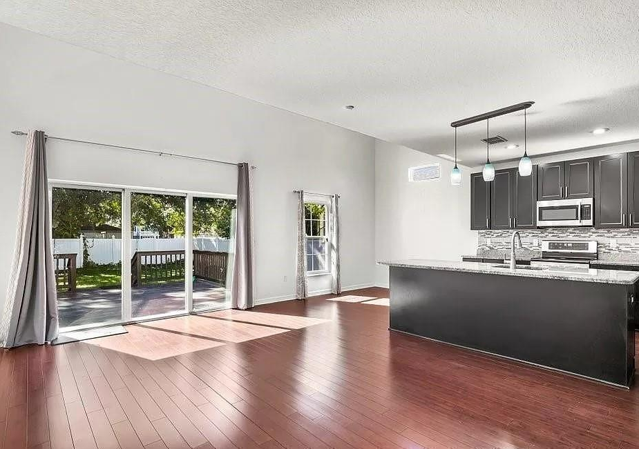 215 Washington Ave - Photo 2 of 7