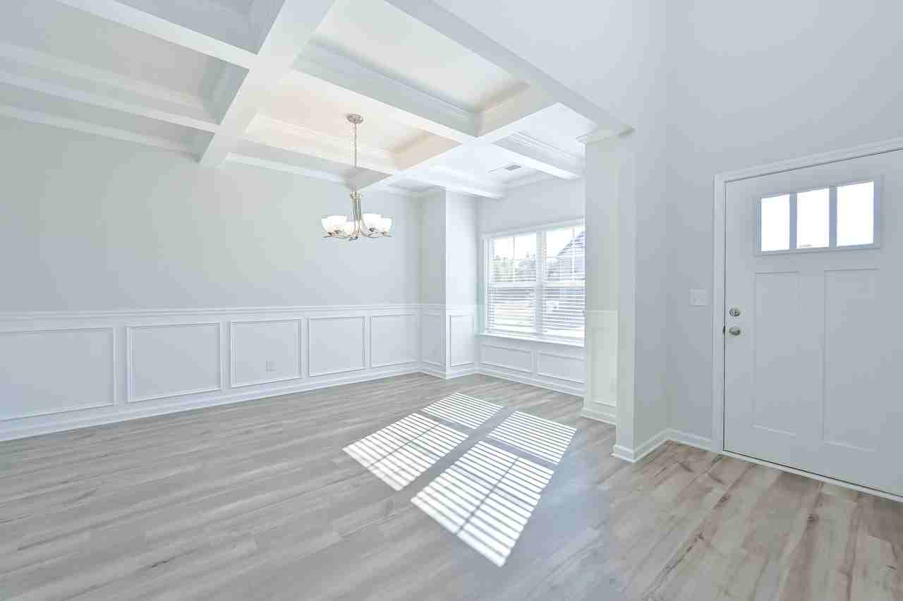 303 Eleanora Crossing - Photo 5 of 37