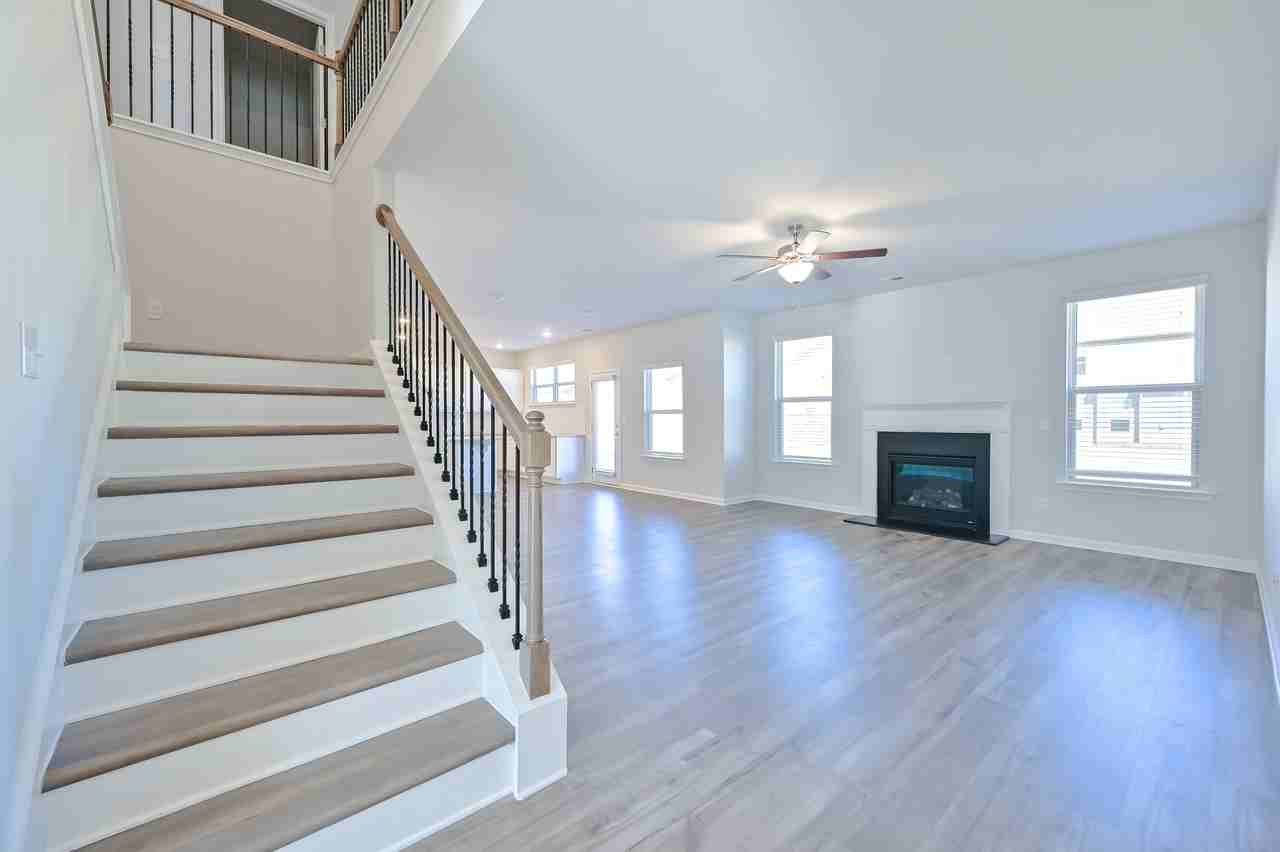 303 Eleanora Crossing - Photo 4 of 37