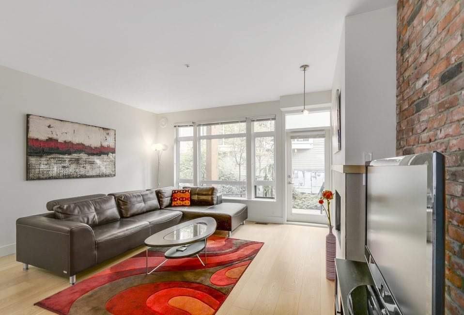 2923 Wall Street - Photo 2 of 14