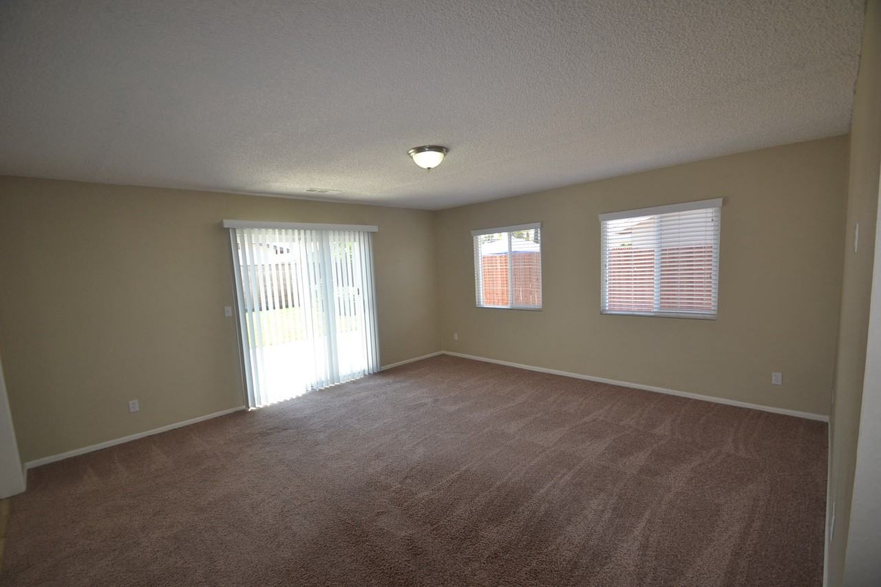 27145 Cole Ct - Photo 3 of 6