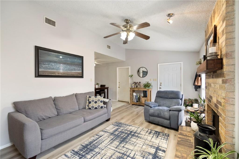 2107 Courtney St #A - Photo 2 of 11