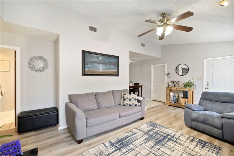 2107 Courtney St #A - Photo 3 of 11