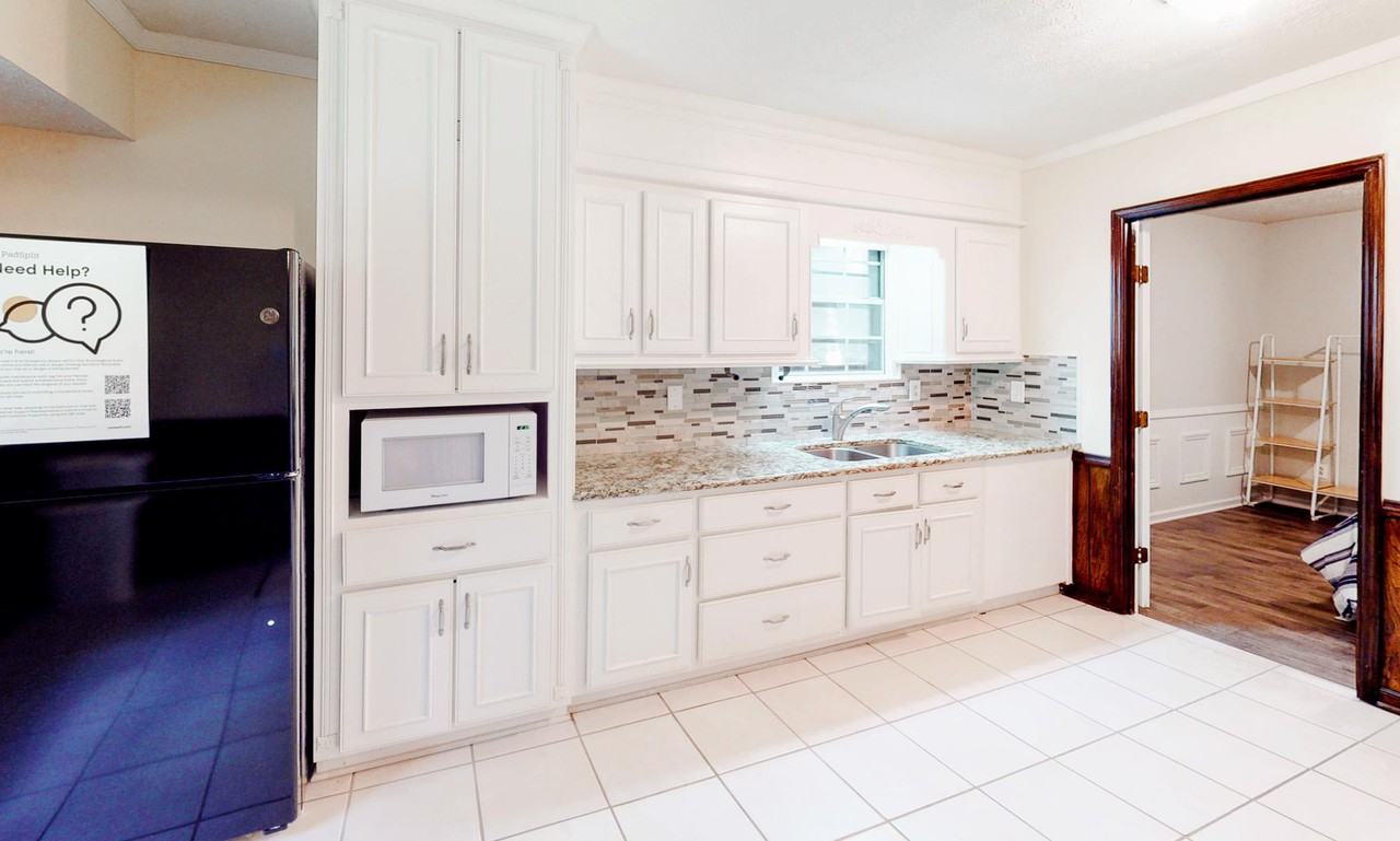 Melanie Trl - Photo 6 of 11